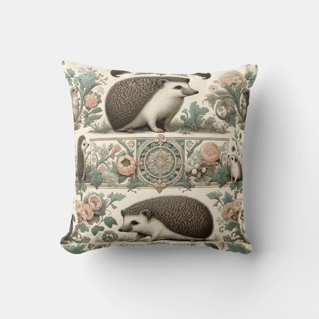 Almofada Whimsical Hedgehog Haven: Floral Vitoriano (Frente)