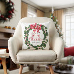 Almofada Whimsical Holly Wreath Natal<br><div class="desc">Celebre a estação com o nosso encantador travesseiro decorativo Whimsical Holly Wreath, apresentando uma ilustração encantadora de uma coroa de Natal feita de Holly com um arco vermelho e listrado branco festivo que captura a magia do Natal. A saudação divertida de "Feliz Natal" no meio da ilustração é escrita em...</div>