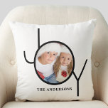 Almofada White de Natal Personalizado<br><div class="desc">Este Travesseiro de Foto de Natal na moda é decorado com a palavra JOY em uma tipografia negra moderna em um fundo branco. Faz um presente de manutenção do excelente. Facilmente personalizável com sua foto e seu nome.</div>