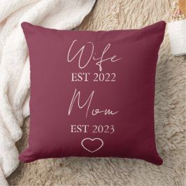 Almofada Wife & Mom Est. – Minimalist Valentine Gift