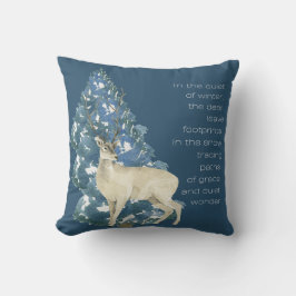 Almofada Wild Deer Footprints in Snow – Winter Nature Art