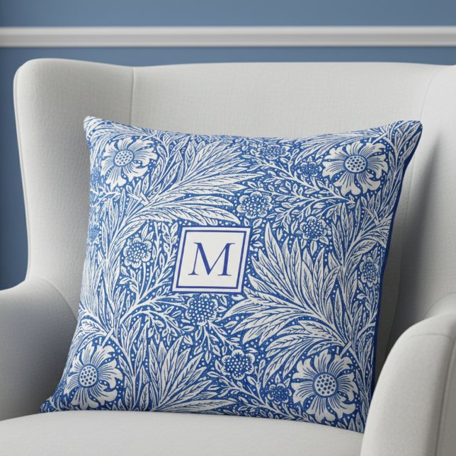 Almofada William Morris Marigold Azul Monograma (elegant vintage William Morris Marigold blue white floral throw pillow with custom monogram initial)