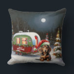 Almofada Winter Dachshund Caravan Christmas Adventure<br><div class="desc">Adotar a magia de uma noite de inverno nevada enquanto uma caravana desliza graciosamente através da paisagem iluminada pela lua. A beleza serena da neve escutadora e o brilho encantador da lua criam uma cena cativante,  prometendo uma aventura inesquecível de Natal cheia de calor,  alegria e memórias queridas.</div>