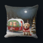 Almofada Winter Labrador Caravan Christmas Adventure<br><div class="desc">Adotar a magia de uma noite de inverno nevada enquanto uma caravana desliza graciosamente através da paisagem iluminada pela lua. A beleza serena da neve escutadora e o brilho encantador da lua criam uma cena cativante,  prometendo uma aventura inesquecível de Natal cheia de calor,  alegria e memórias queridas.</div>