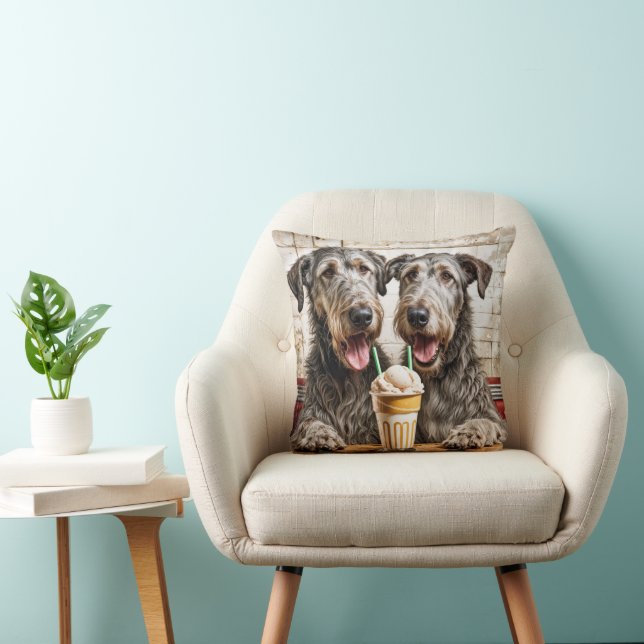 Almofada Wolfhound Irlandês Compartilhando um Milkshake (Cadeira)