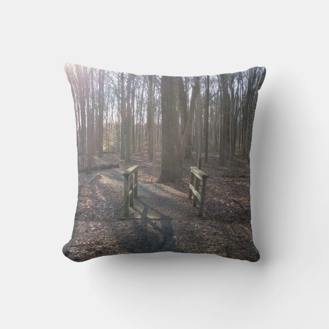 Almofada Wooden Bridge Throw Pillow (Frente)