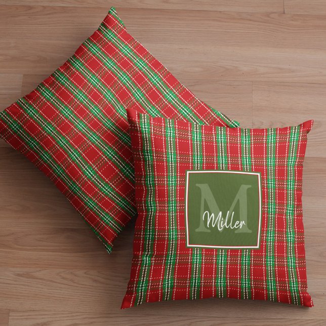 Almofada Xadrez de Natal Russo Monograma Verde Férias (Red and green monogram plaid throw pillow. )