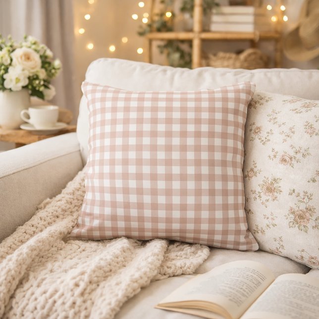 Almofada Xadrez Gingham Rosa e Branco (A throw pillow with a pink and white gingham pattern.)