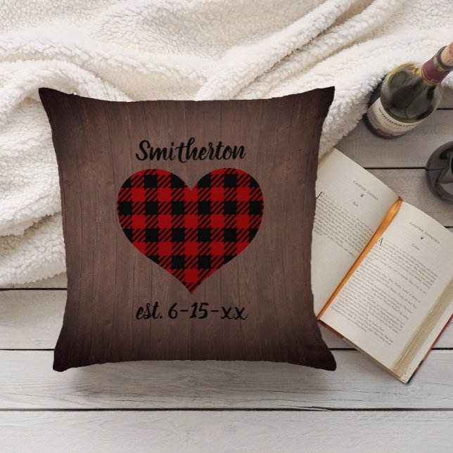 Almofada Xadrez Negra Vermelha Buffalo Rustic Wood Heart Fa (Red and black buffalo plaid on brown monogram and date pillow. Personalized with wedding date.)