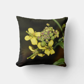 Almofada Yellow Flowers on Throw Pillow