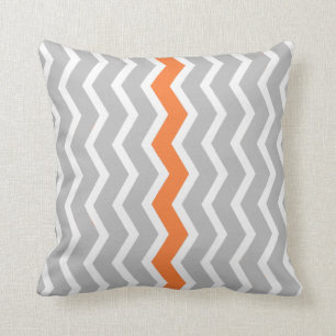 Almofada Ziguezague cinzento e branco de Chevron com listra