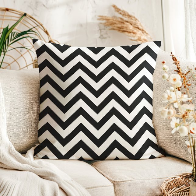 Almofada Zigzag Chevron Preto e Branco Moderno (Criador carregado)
