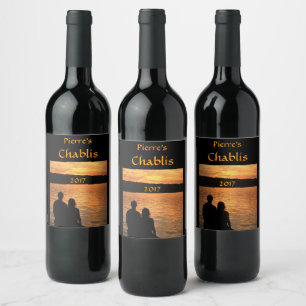 Amantes na etiqueta do vinho do lago sunset