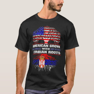 Americano crescido com camiseta sérvia