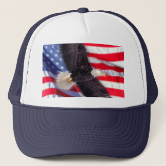 Americano Eagle com o boné da bandeira americana