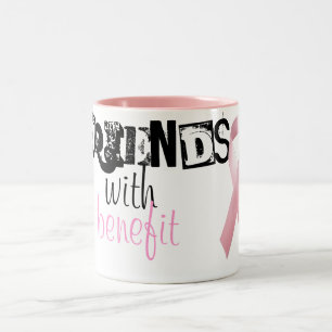 Amigos com caneca do benefício