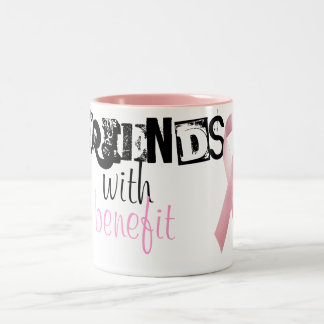 Amigos com caneca do benefício