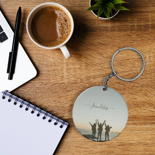 Amigos durante o chaveiro de monograma do pôr do s