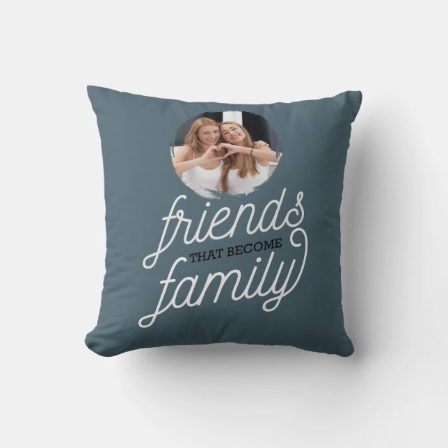 Amigos que se Tornam Família com Almofada de Lança (Frente)