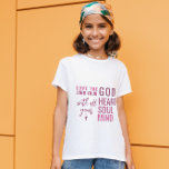 Amo a camiseta de Deus<br><div class="desc">T-shirt cristã para raparigas com uma citação de Mateus 22:37 "Ame o Senhor Seu Deus Com Todo O Seu Coração E Com Toda A Sua Alma E Com Toda A Sua Mente" em caligrafia mista e tipografia minimalista. Esta moda, design de fé moderna é a dádiva perfeita e a declaração...</div>