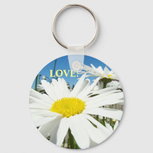 AMOR! a margarida branca do chaveiro floresce o