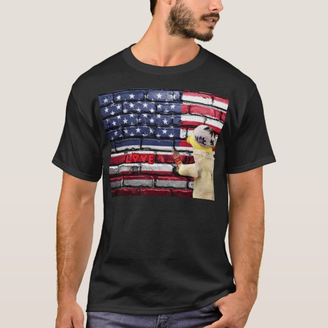 Amor arte de grafite em parede. Camiseta (Frente)