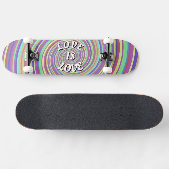 Amor é Amor Pride Skateboard (Horz)