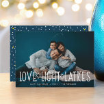 Amor, Luz e Trás | Cartão com fotos de Hanukkah<br><div class="desc">O cartão com fotos de Chanucá, bonito e iluminado, apresenta sua foto favorita, horizontal ou paisagística, com "amor, luz, trincas" sobrepostas em letras brancas, acentuadas com estrelas de David. Personalize com a saudação de Chanucá, nomes e o ano abaixo. Cartões se revertem a um padrão de neve e estrelas em...</div>