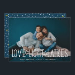 Amor, Luz e Trás | Cartão com fotos de Hanukkah<br><div class="desc">O cartão com fotos de Chanucá, bonito e iluminado, apresenta sua foto favorita, horizontal ou paisagística, com "amor, luz, trincas" sobrepostas em letras brancas, acentuadas com estrelas de David. Personalize com a saudação de Chanucá, nomes e o ano abaixo. Cartões se revertem a um padrão de neve e estrelas em...</div>