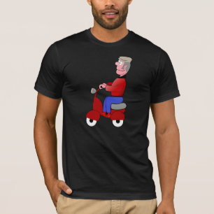 Ancião em um t-shirt dos homens do patinete