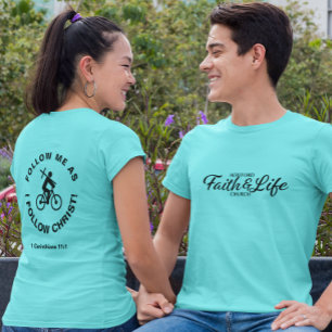 Andando de bicicleta com Camisa T do Grupo da Igre