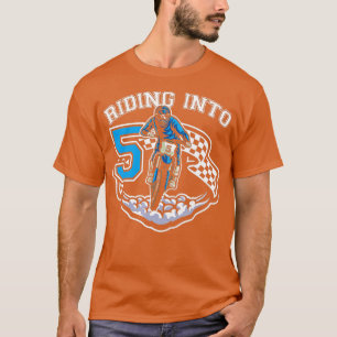Andando Em Uma Bicicleta De Camisa De 5 De 5 Anos