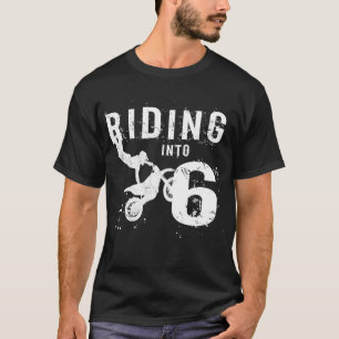Andando Em Uma Bicicleta De Camisa De 6 De 6 Anos