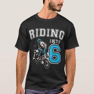 Andando Em Uma Bicicleta De Camisa De 6 De 6 Anos