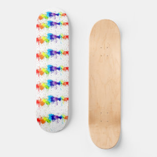 Andar colorido do skate de pintura em decapagem