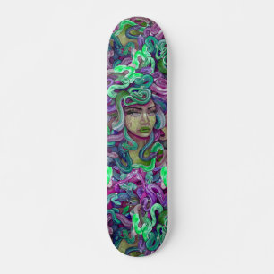 Andar de conselhos de skate verde e roxo