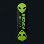 Andar de skate personalizado com logotipo de cabeç<br><div class="desc">Andar de skate personalizado do logotipo da cabeça de alienígena verde. Design de conselho de madeira legal para rapazes e raparigas. Boa ideia de presente de aniversário para crianças. Personalize com seu próprio nome, citação engraçada ou letras monográficas. Ideia rara única de presente de aniversário para filho de skater, neto,...</div>