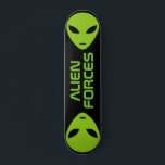 Andar de skate personalizado com logotipo de cabeç<br><div class="desc">Andar de skate personalizado do logotipo da cabeça de alienígena verde. Design de conselho de madeira legal para rapazes e raparigas. Boa ideia de presente de aniversário para crianças. Personalize com seu próprio nome, citação engraçada ou letras monográficas. Ideia rara única de presente de aniversário para filho de skater, neto,...</div>