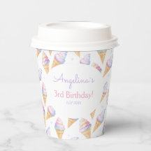 Aniversário da taça de papel com um sorvete delici
