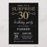 Aniversário de 30 anos Surpresa de Convite Preto e<br><div class="desc">Convite para aniversário de 30 anos surpresa com fundo brilhante preto e Dourado. Chalkboard. Aniversário Adulto. Homens ou Mulheres no Dia Convidam. Qualquer idade. Para mais personalização,  clique no botão "Personalizar" e use nossa ferramenta de design para modificar este modelo.</div>