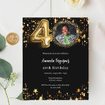 Aniversário de 40 anos convite para estrelas de fo<br><div class="desc">Um convite para fotos moderno e na moda para uma festa de aniversário de 40 anos. Um fundo preto clássico,  decorado com estrelas douradas falsas. Personalize e adicione os detalhes da sua festa. 1 folha = 1 convite impresso de borda a borda.</div>