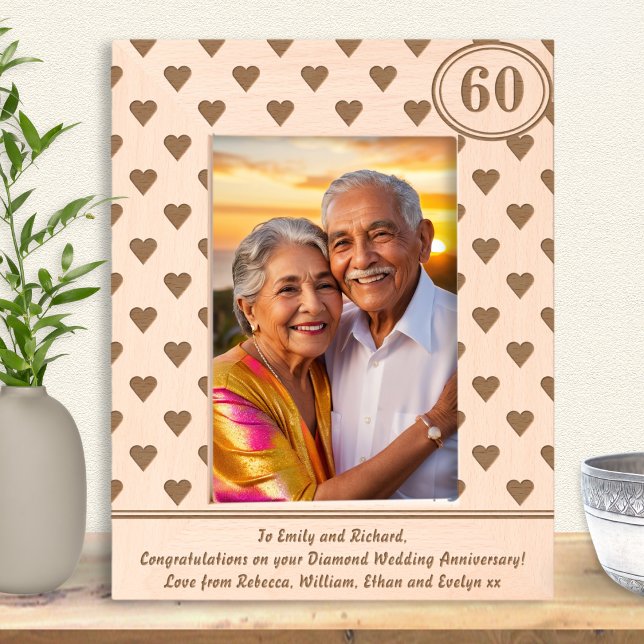 Aniversário de Casamento de Diamante 60 Anos Coraç (A personalized wooden photo frame for a couple's 60th Wedding anniversary, with etched hearts design)