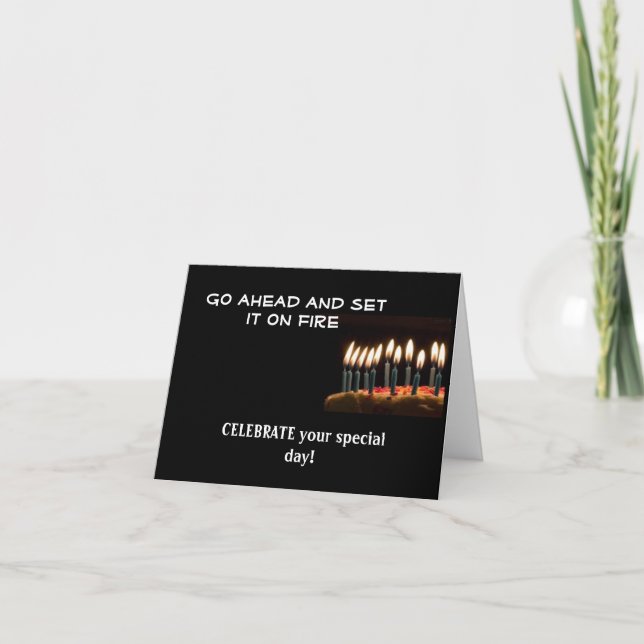 Aniversário no Fogo! Cartão de Aniversário (Frente)