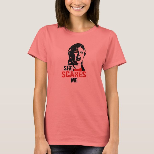 Anti-Hillary: Ela Me Assusta Com A T-shirt (Frente)