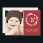 Anúncio alegre do nascimento do feriado dos<br><div class="desc">Um cartão com fotos bonito do feriado para o primeiro Natal do bebê. Este anúncio vermelho e branco festivo do nascimento caracteriza uma grinalda e uma sala bonito para uma foto.</div>
