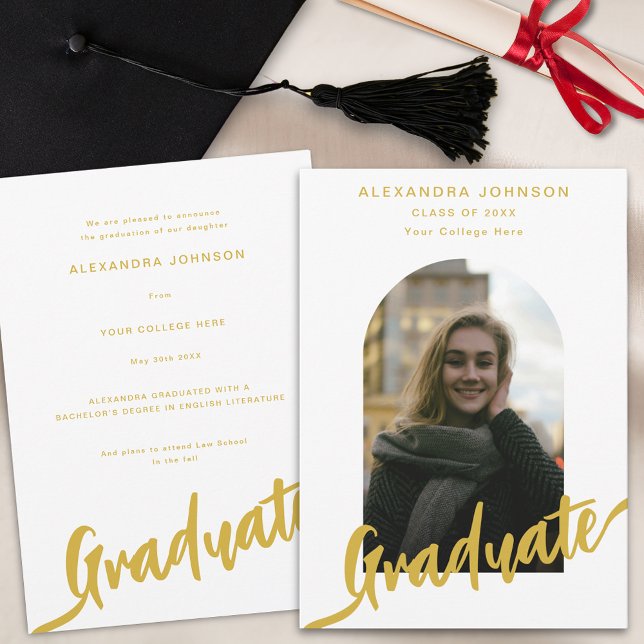 Anúncio Announcem, Graduação de Foto por Arco de Script Do (Modern stylish gold script arch photo Graduation announcement card casual trendy chic )