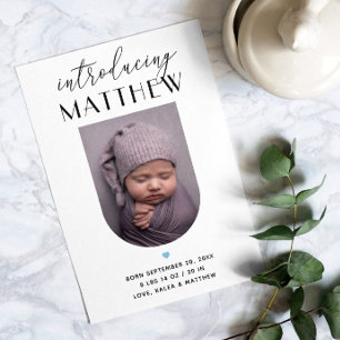 Anúncio Apresentando. Nascença de guião preto e branco ele