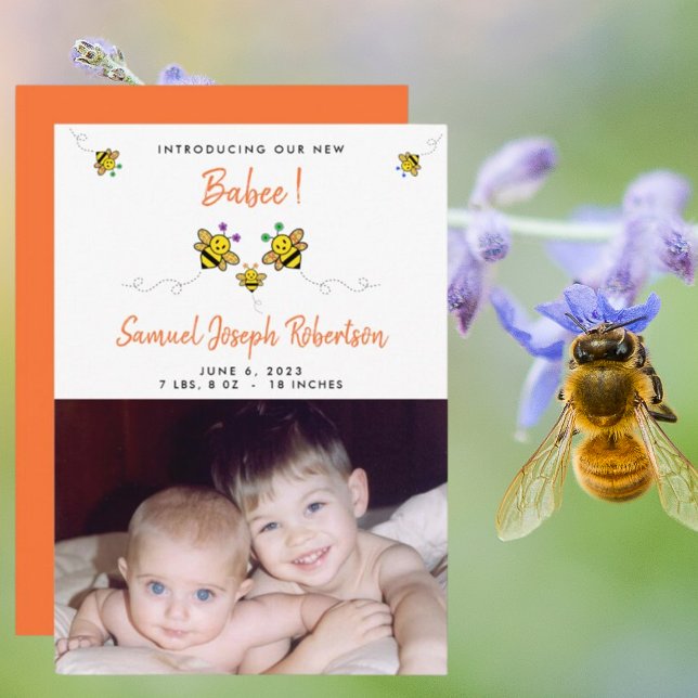 Anúncio Apresentando o Nome da Nossa Nova Bebê Bee na Foto (Criador carregado)