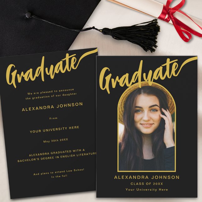 Anúncio Arch de Fotografia do Formando Moderno Preto e Scr (Minimalist black & gold elegant calligraphy script graduate photo arch Graduation announcement card )