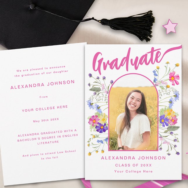 Anúncio Arco de Fotos de Formatura Floral Boho Rosa Script (Wildflower graduate photo arch modern hot pink script graduation announcement card)